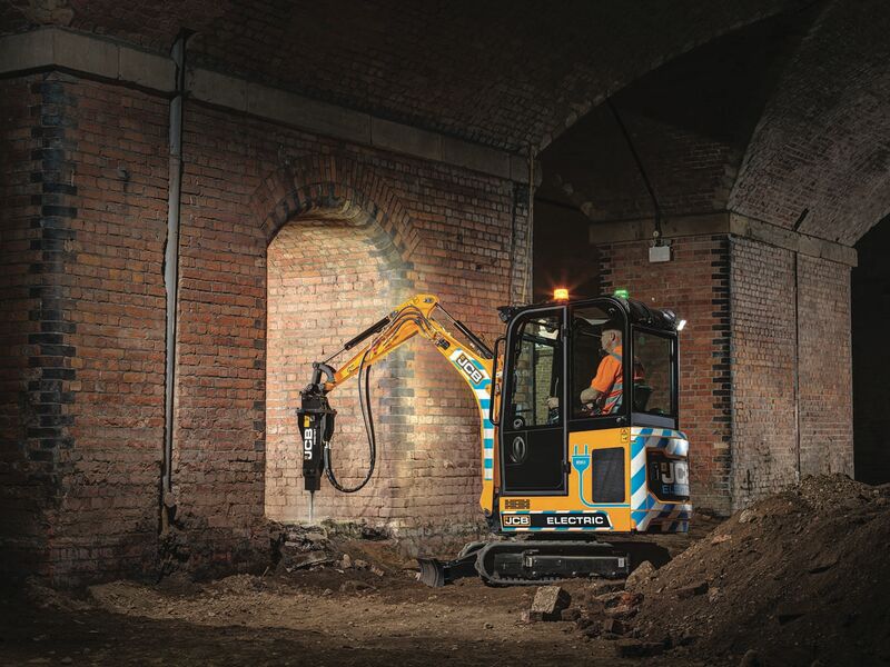 JCB 發布駕駛室版本電動微挖19C-1E